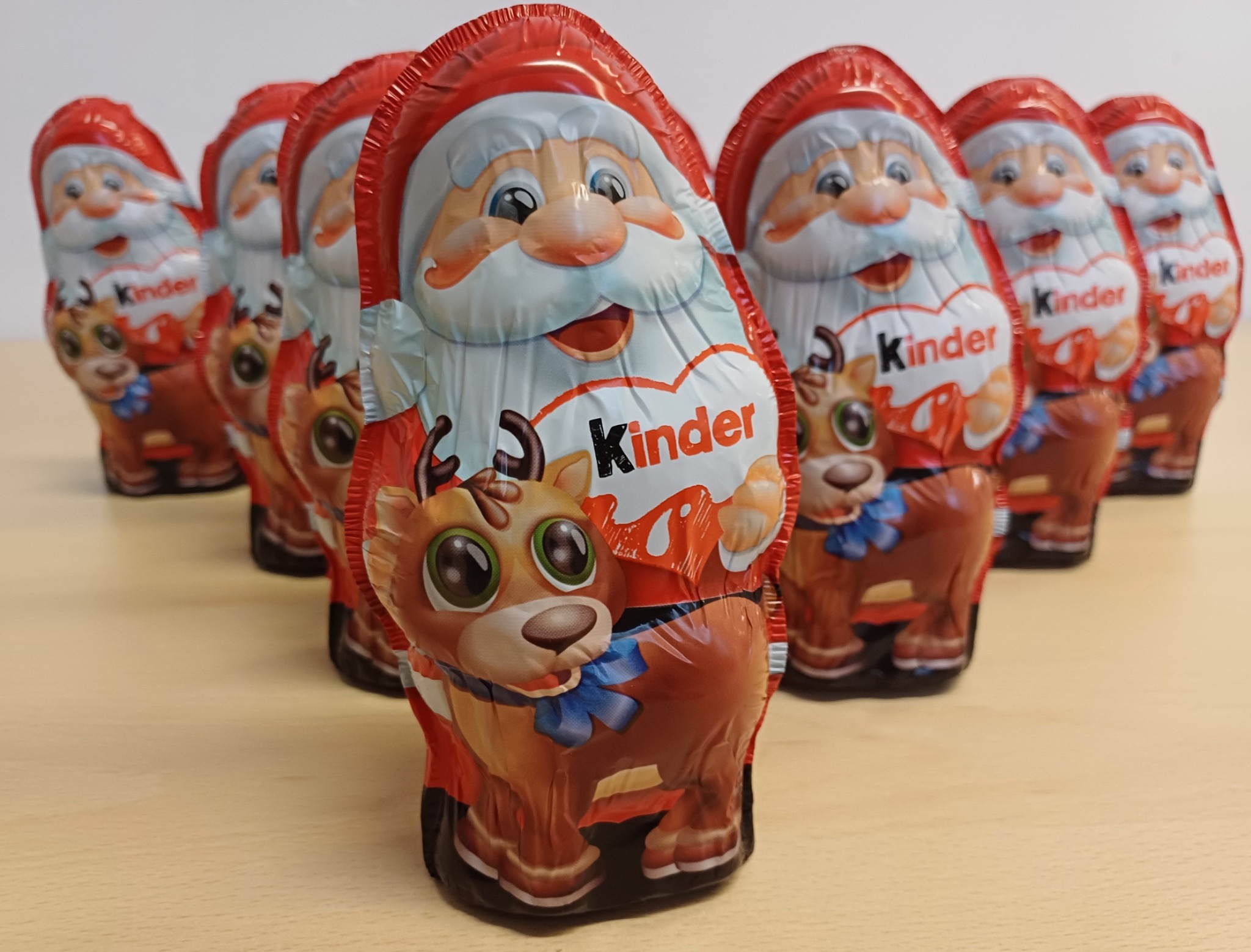 Schokoladen-Weihnachtsmänner auf einem Tisch bei IPD